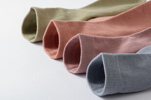 多彩袜子整齐排列展示