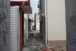 狭窄小巷的日常景象