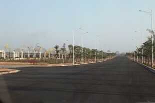 宽阔公路延伸向远方