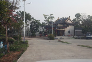 乡村宽敞道路与屋舍景观