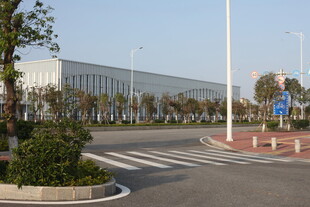 工厂外的道路与绿化景观