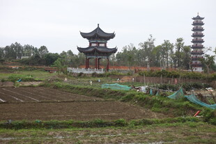 田野间的古建与高塔