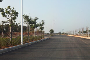 宽阔平坦的新建道路景观