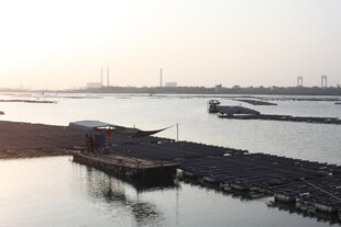 黄昏下的江边码头与船只