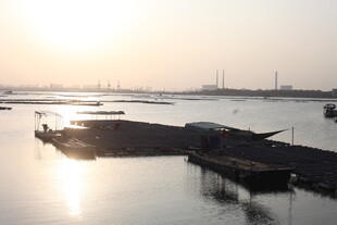 夕阳下的宁静水上停泊场景