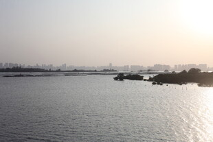 夕阳下的平静湖面