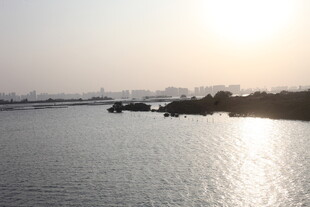 夕阳下波光粼粼的水面