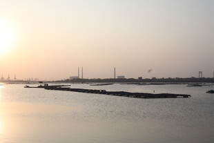 海边日落时的宁静码头