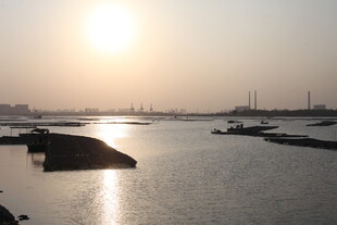 夕阳下的静谧水域