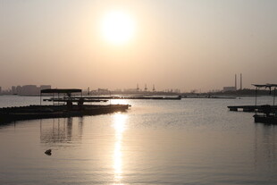 夕阳下的宁静码头水域