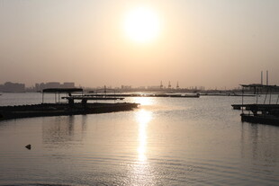 夕阳下的宁静港口风光