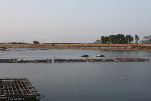 水域中的养殖设施景观