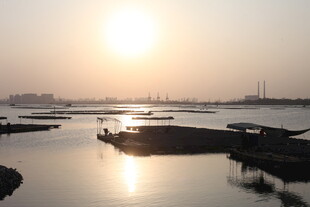 夕阳下宁静的水域景观