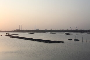 黄昏下宁静的河畔景象