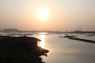 夕阳下的河畔美景