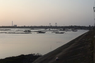 黄昏下的河畔船只景观