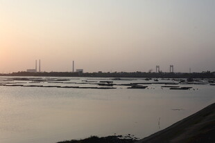 黄昏下宁静的港口风光