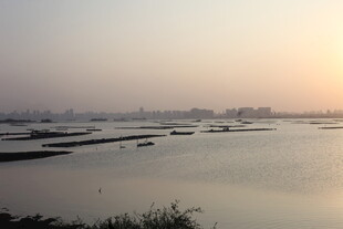 夕阳下的宁静水域