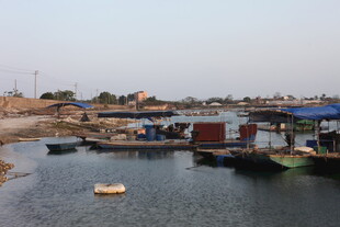 河边停泊的船只场景