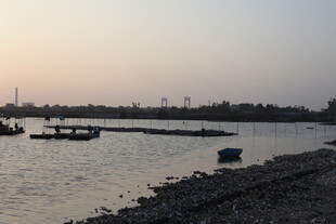 黄昏下的水边码头景象