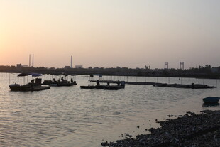 夕阳下的河畔船只景象