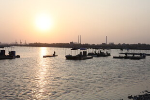 夕阳下的江畔船只景象