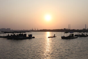 夕阳下的河面船只景象