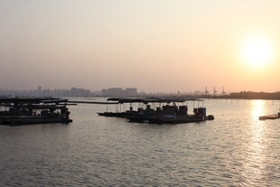 夕阳下的江面船只景象