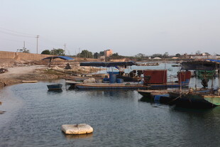 河畔停泊的船只与建筑