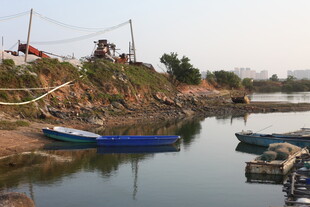 河畔停泊的多彩小船