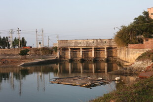 河边水闸建筑景观