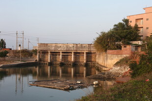 河畔桥梁建筑风景图