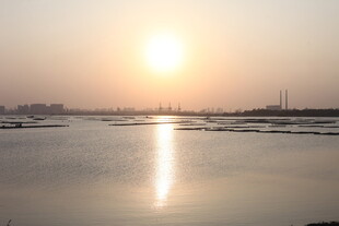 夕阳下的宁静水面