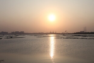 夕阳下的宁静水面