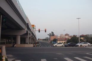 城市高架桥旁的交通景象