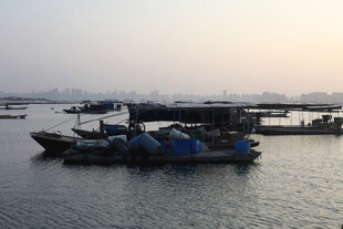 夕阳下的宁静港湾