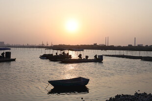 夕阳下的宁静水上小船景