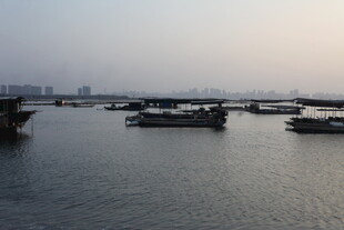 黄昏下宁静的江边船只景象