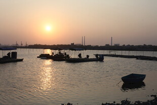 夕阳下的宁静水面与船只