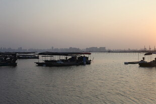 黄昏下的静谧江边码头