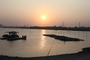 夕阳下的宁静水面风光