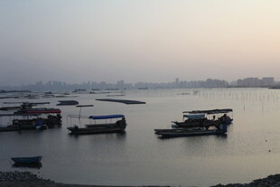 黄昏下宁静的水上船只景象