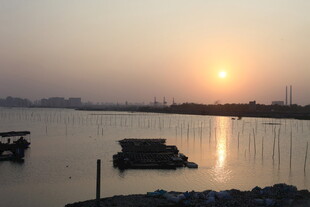 夕阳下宁静的湖岸船只