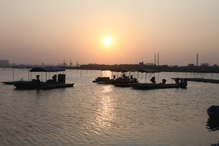 夕阳下的宁静码头景象