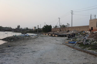 河边的简易村落景象