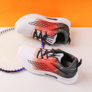 时尚羽毛球鞋搭配球拍展示