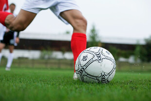 足球运动员踢球瞬间