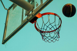 篮球入框瞬间