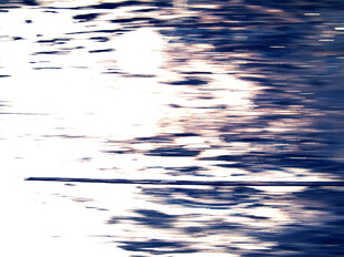 波光粼粼的水面倒影