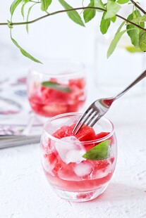 西瓜冰饮配薄荷与餐叉